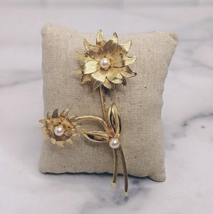 Vintage Gold plated & faux pearl flower brooch